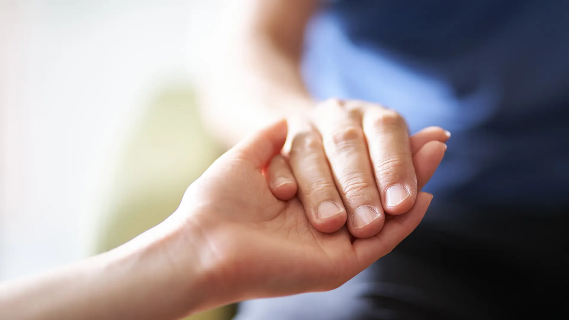 Mujer con manos en corazón