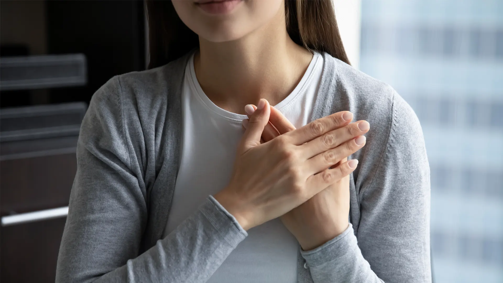 Mujer con manos en corazón