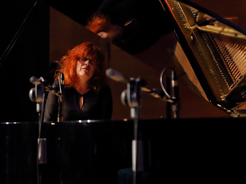 Adela Martín interpretando composición del X Aniversario al piano